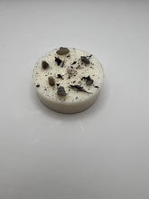 Load image into Gallery viewer, Winter Wonderland- Spicy macadamia Chai Reiki + Crystal Infused Wax Melt